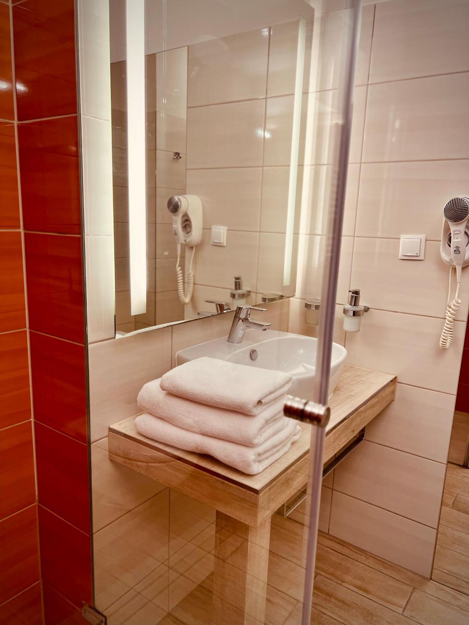 Hotel Arkadia Jelcz-Laskowice Extérieur photo