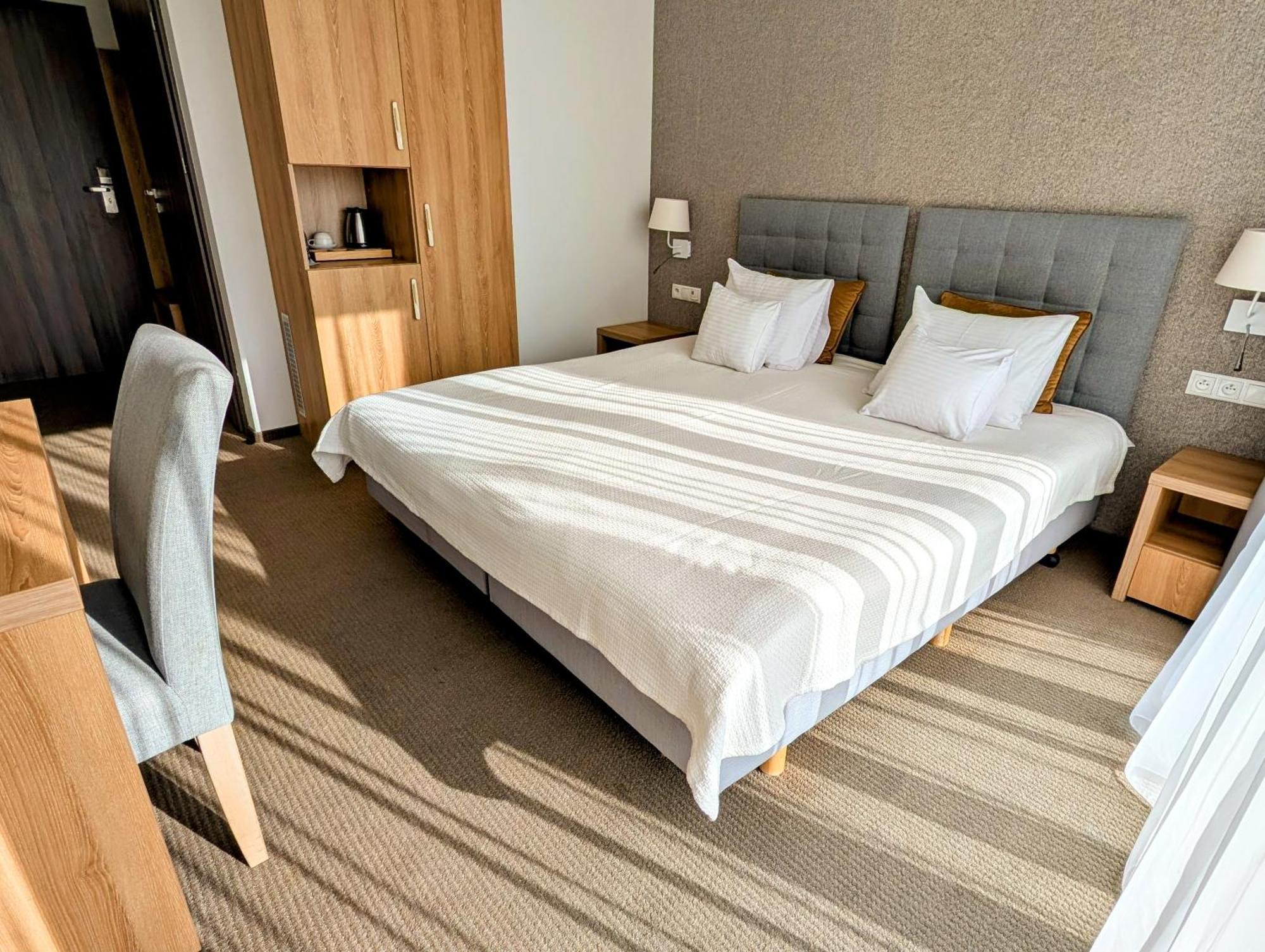 Hotel Arkadia Jelcz-Laskowice Extérieur photo