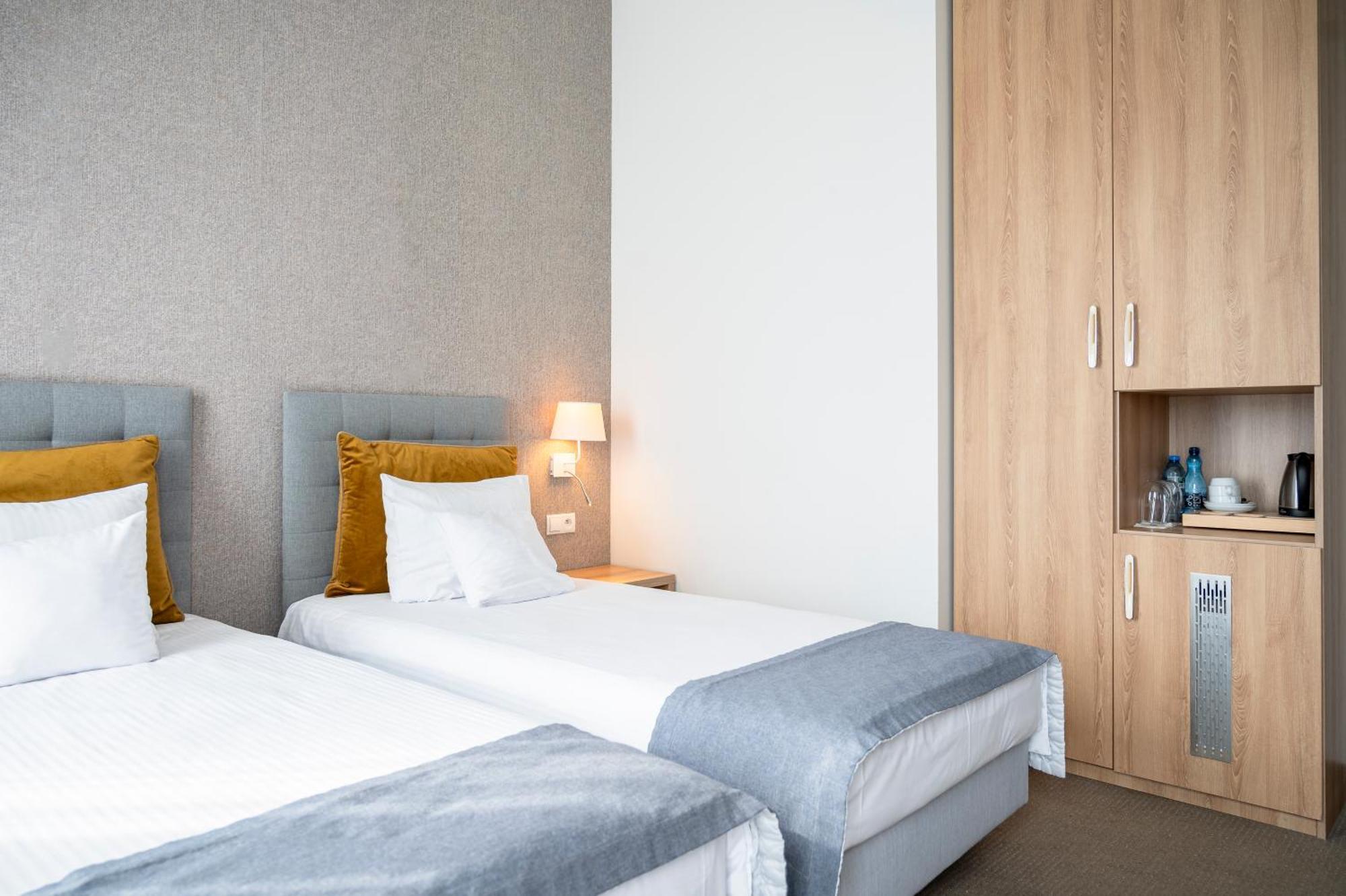 Hotel Arkadia Jelcz-Laskowice Extérieur photo