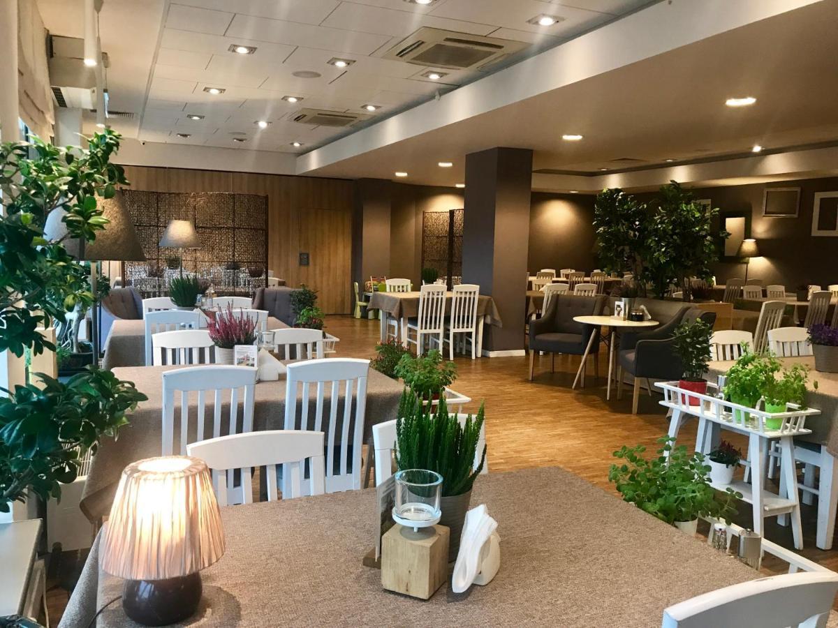 Hotel Arkadia Jelcz-Laskowice Extérieur photo